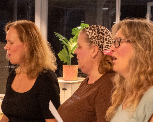 Repetitie popkoor Thomuz dames samen zingen