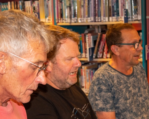 Repetitie popkoor Thomuz heren samen zingen